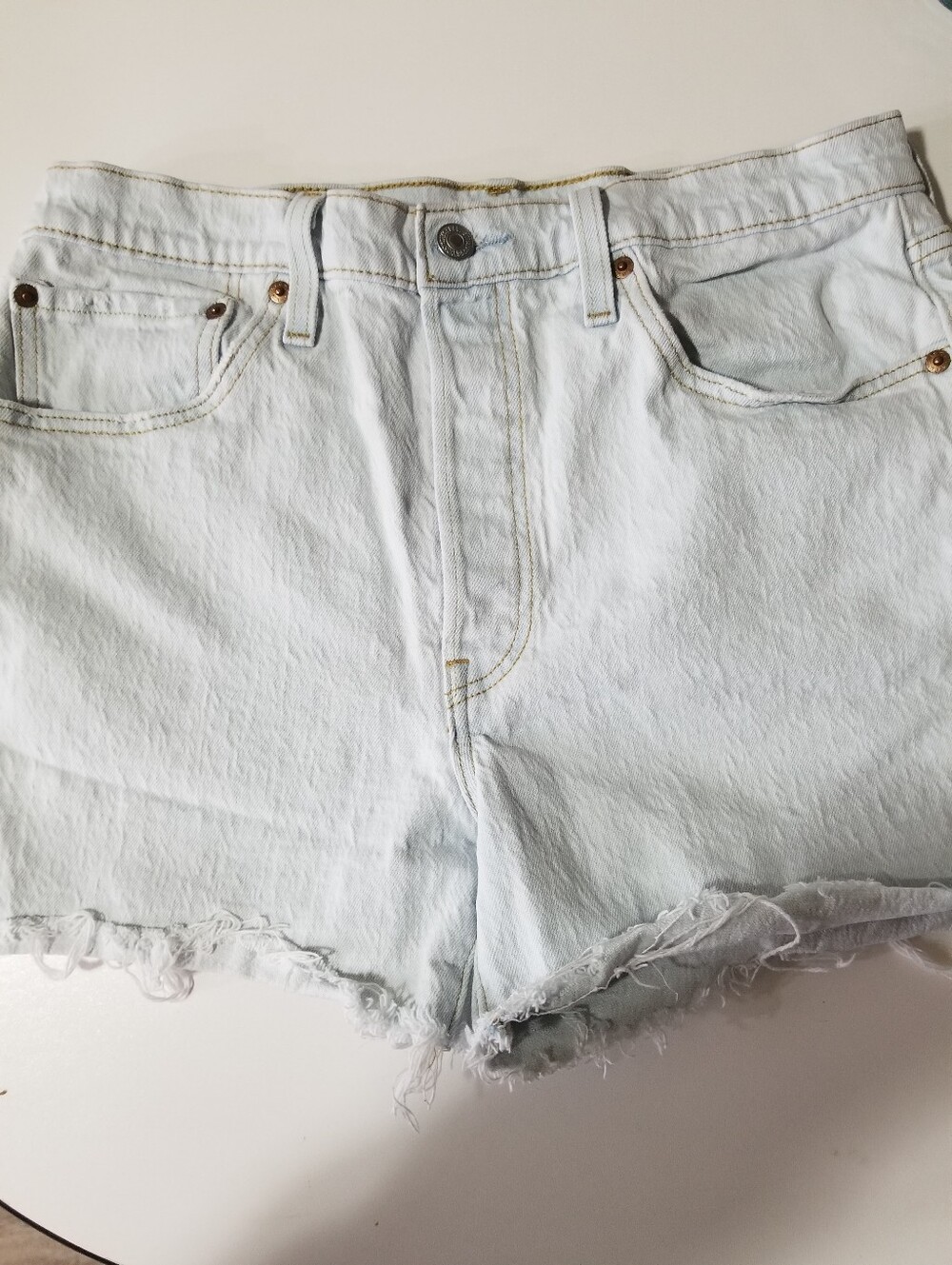 Levi’s 501 Distressed Cutoff Denim Shorts Light Wash W31